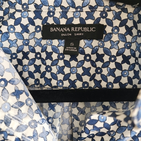 Banana Republic Women's Dillion Blue and White Button down size S. - Picture 2 of 3
